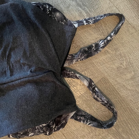 Lululemon tank top. Size 8. Built in bra, medium support. Loose hip - Picture 6 of 12